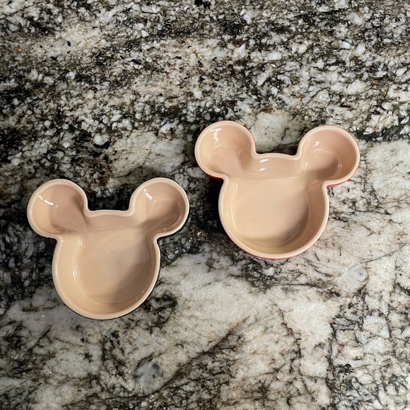 Set of two Le Creuset Disney Mickey Mouse stoneware ramekins. - Picture 2 of 7